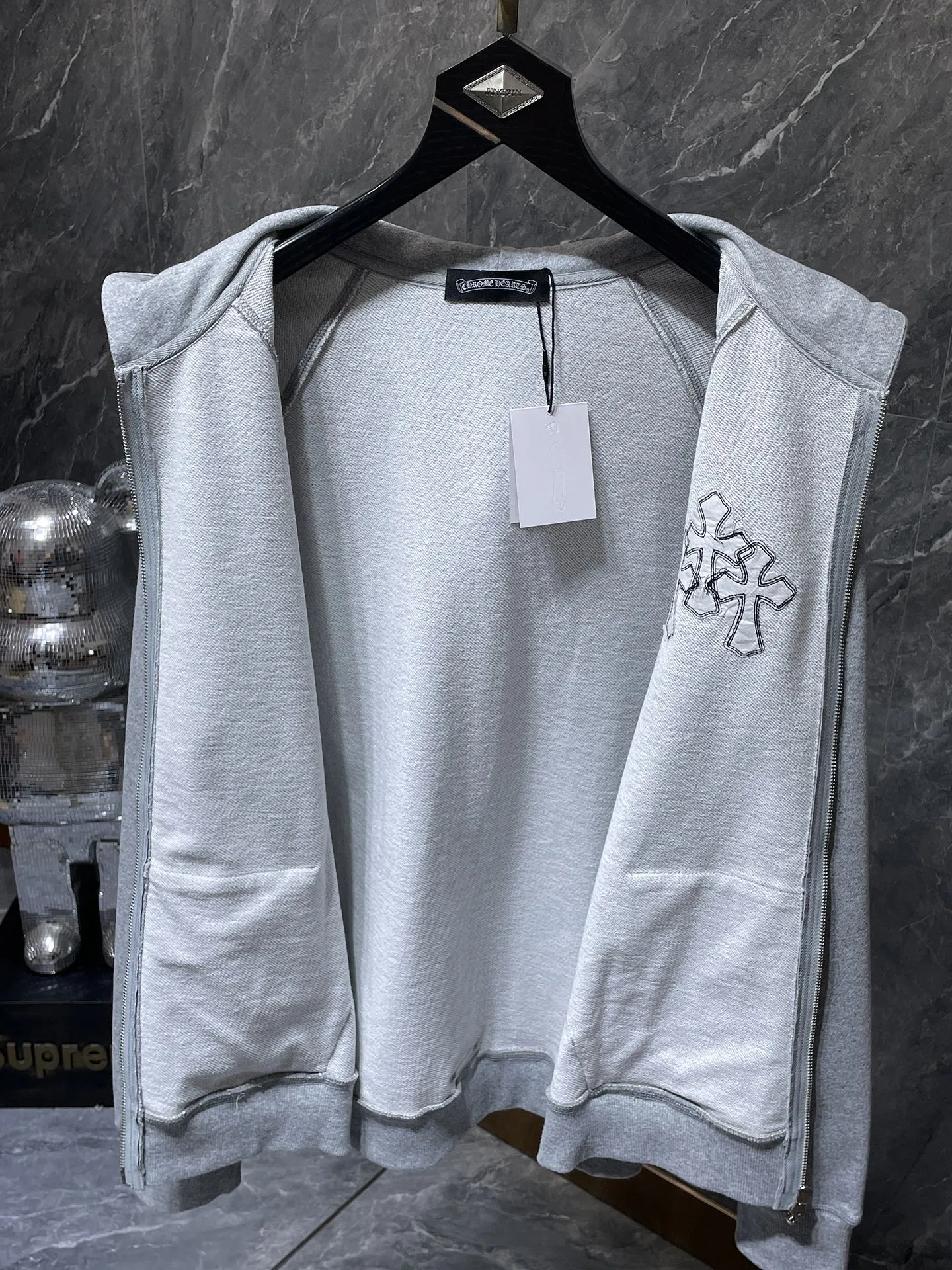 P260 Chrome Hearts counter synchronization ❤️ Same style as Tony Leung ❤️ Chrome patchwork leather cross long-sleeved zipper sweatshirt Improved customized version 1:1 high-weight high-quality fabric Recommended color: black gray Size: S, M, L, XL